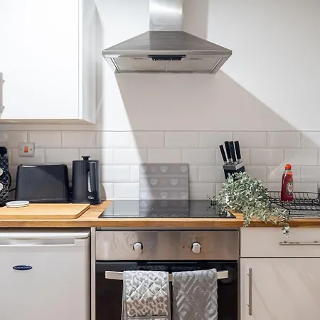 Bv Charming Bedroom By Kirkstall Shopping Centre, Free Parking *