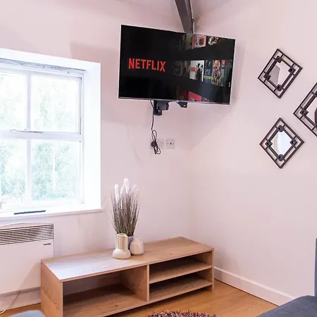 Apartment Bv Charming Bedroom By Kirkstall Shopping Centre, Free Parking *