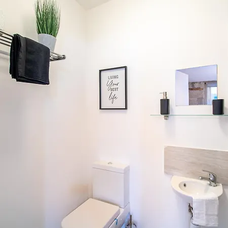 Bv Charming Bedroom By Kirkstall Shopping Centre, Free Parking *