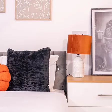 Bv Charming Bedroom By Kirkstall Shopping Centre, Free Parking