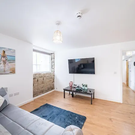 Apartment Bv Charming Bedroom By Kirkstall Shopping Centre, Free Parking