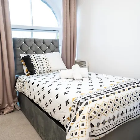 Apartment Bv Charming Bedroom By Kirkstall Shopping Centre, Free Parking