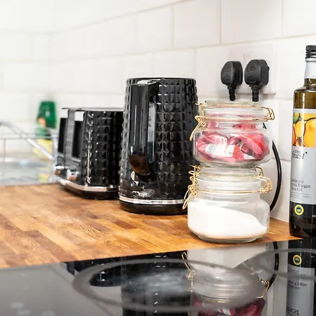 Bv Charming Bedroom By Kirkstall Shopping Centre, Free Parking *