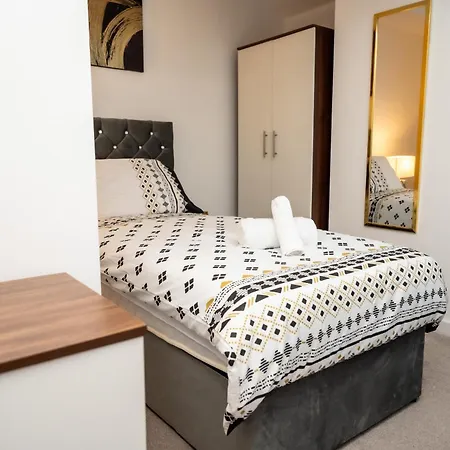 Bv Charming Bedroom By Kirkstall Shopping Centre, Free Parking * 利兹